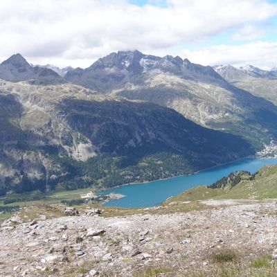 Chara tenuispina A. Braun, © 2022, D. Auderset Joye – Le lac de Champfèr (à droite) sur le rivage duquel Chara tenuispina a été recensé (altitude 1790 m).
